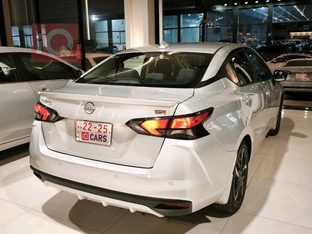 نيسان فيرسا